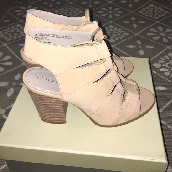 Hinge drea peep toe lace up sandals size 9.5