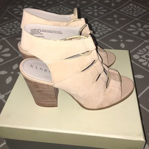 Hinge drea peep toe lace up sandals size 9.5