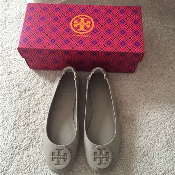 Tory Burch size 8 travel flats in gray. - Picture 1 of 4