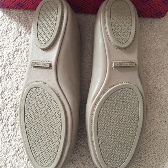 Tory Burch size 8 travel flats in gray. - Picture 2 of 4