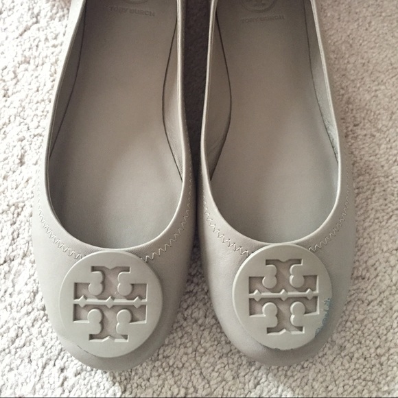 Tory Burch size 8 travel flats in gray. - Picture 4 of 4