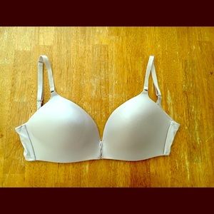 Victoria's Secret No-Wire Beige Bra Mint Condition