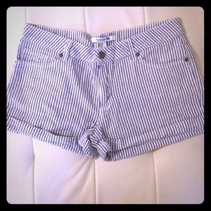 Striped linen shorts! 🌴
