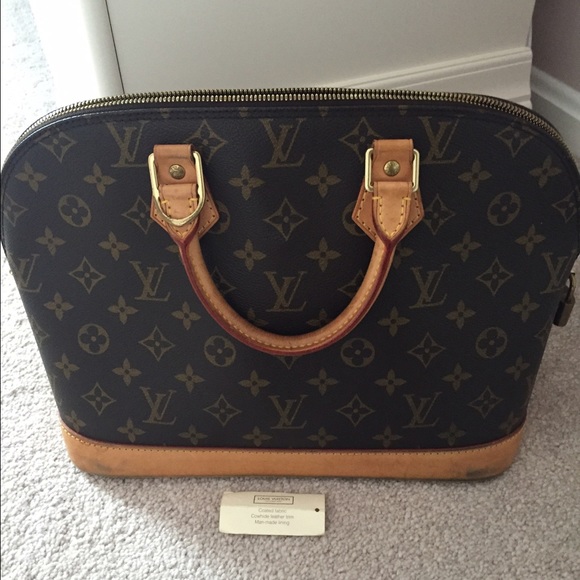 Louis Vuitton hand bag. - Picture 2 of 4