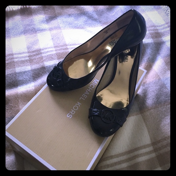Almost new- Michael Kors kitten heel!