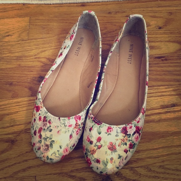 Nine West six 6 Floral Flats