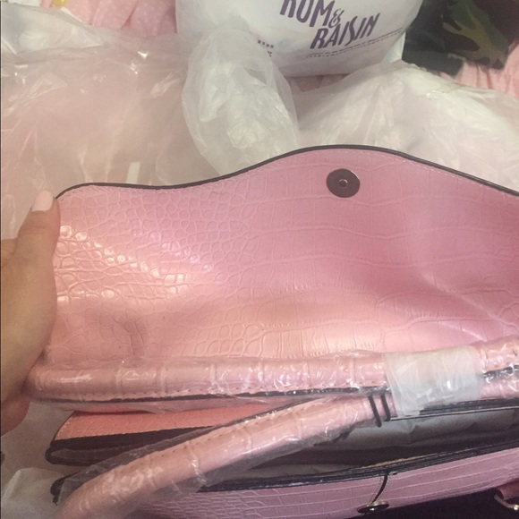 "Cute pink pocketbook"brand new! Perfect for now👛 - Picture 4 of 4