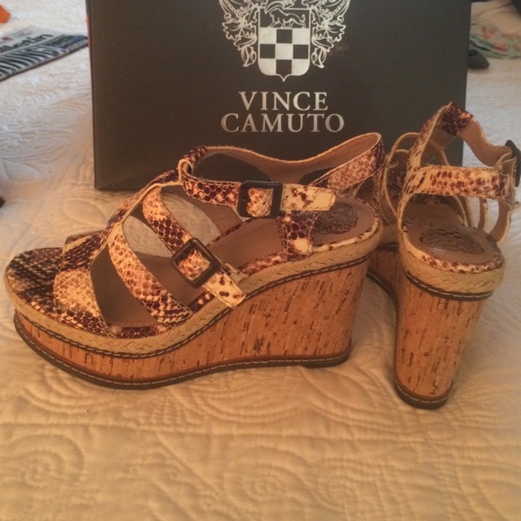 VINCE CAMUTO Serafina Wedge - Picture 3 of 4