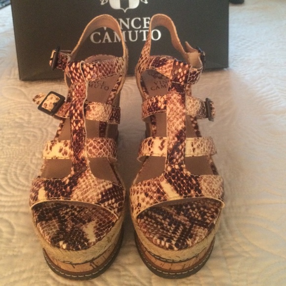 VINCE CAMUTO Serafina Wedge - Picture 4 of 4