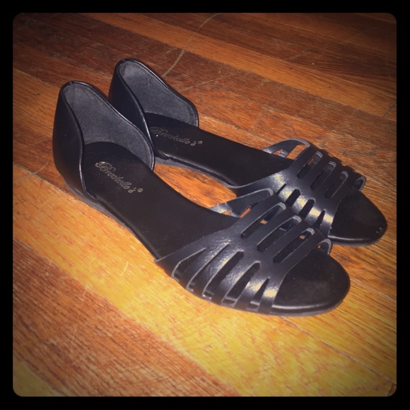 A walk in the park Black flat sandals.