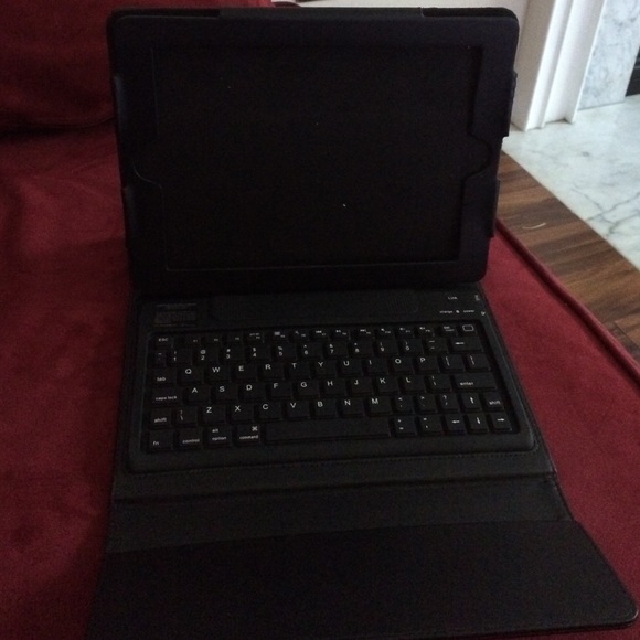 Wireless/Bluetooth iPad 2 key board case.