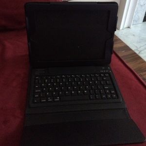 Wireless/Bluetooth iPad 2 key board case.
