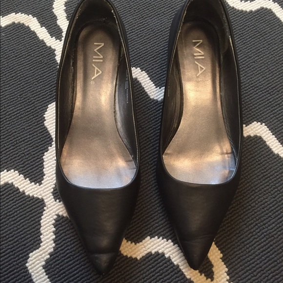 Gray pointed toe kitten heels