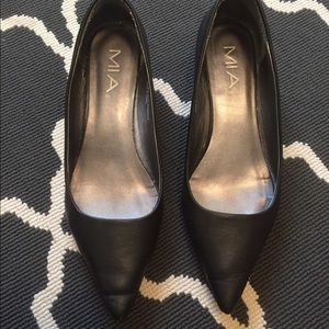 Gray pointed toe kitten heels