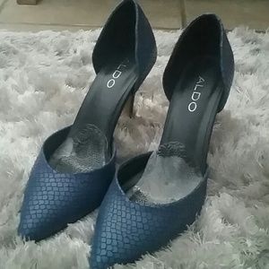 Blue crocodile texture pointed heel