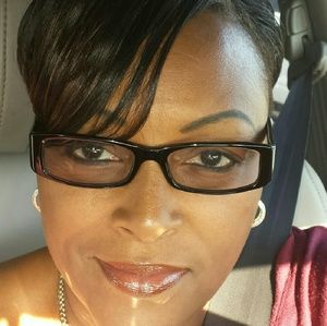 Meet your Posher, Deedee