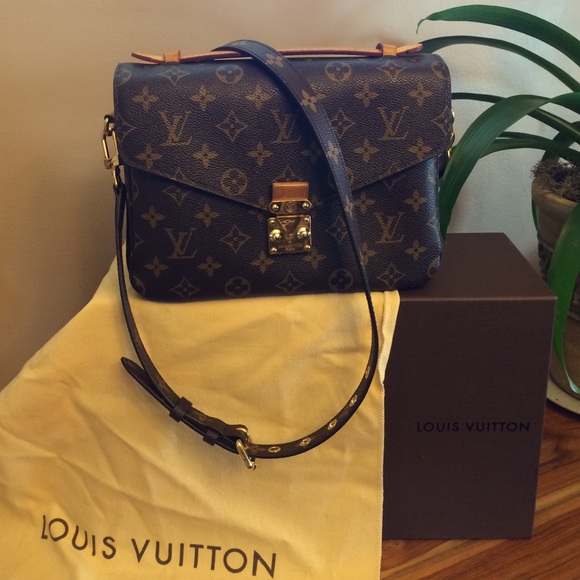 Louis Vuitton Pochette Metis Monogram Cross Body