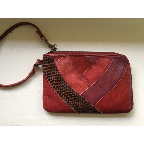 Adorable leather Fossil clutch **MOVING SALE EVERYTHING MUST GO** - Picture 1 of 4