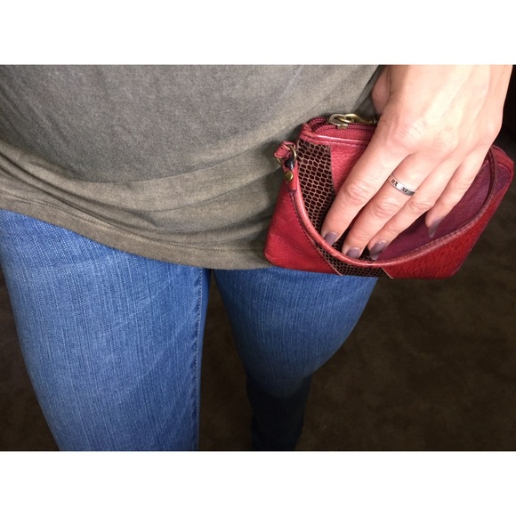 Adorable leather Fossil clutch **MOVING SALE EVERYTHING MUST GO** - Picture 4 of 4