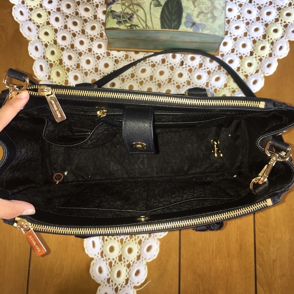 black michael kors bag - Picture 3 of 3