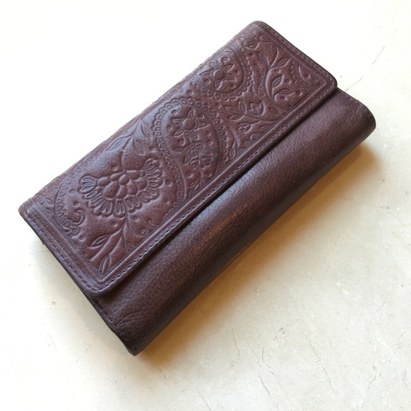 Fossil Handbags - PreLoved Fossil Leather Wallet