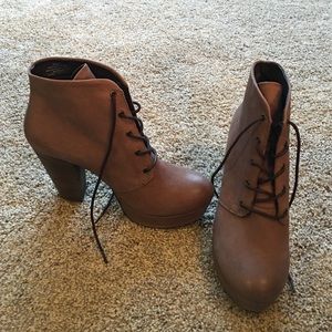 Chunky heel boots laced up