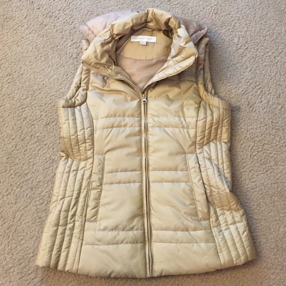 Quilted puffer vest with removable hood
