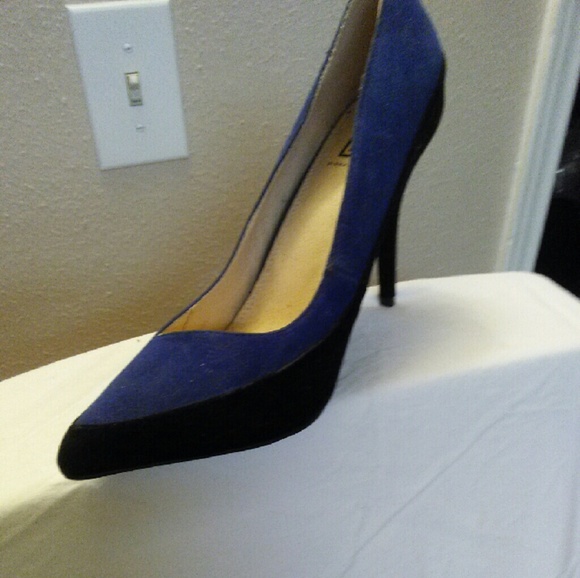 Women's Shoes - Picture 2 of 2