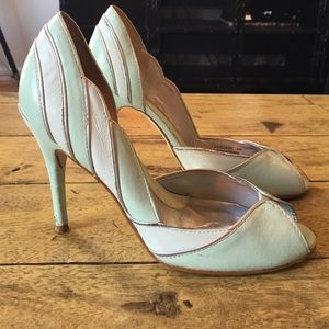 Guess Peep-toe Pumps