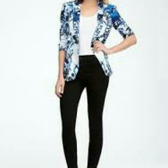 Bebe FLORAL PRINT POCKET BLAZER - Picture 2 of 3