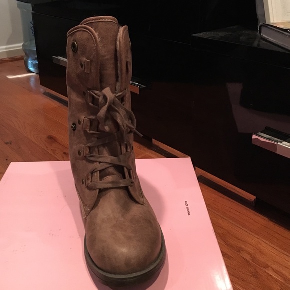 Boots - Picture 2 of 4