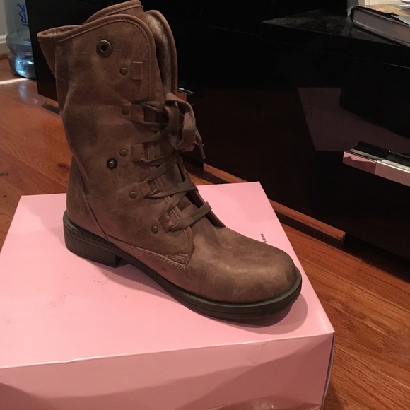 Boots - Picture 3 of 4