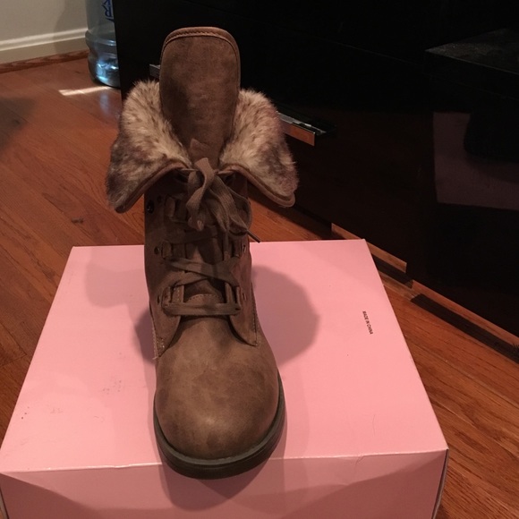 Boots - Picture 4 of 4