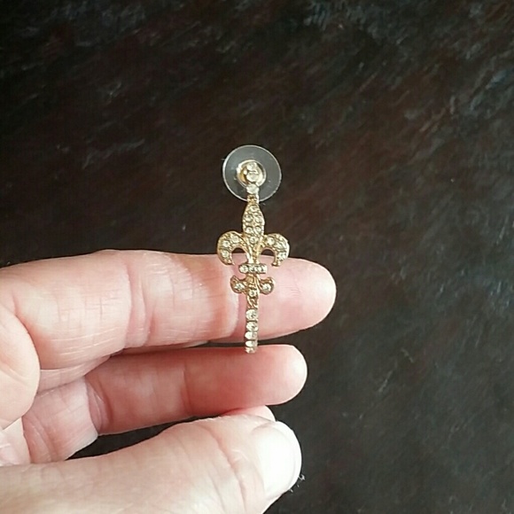 Gold plated Fleur De Lis earrings *NEVER WORN*