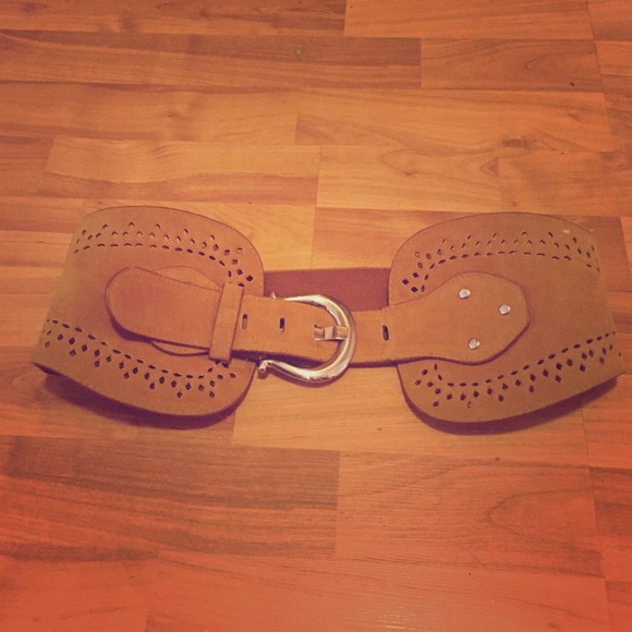 Camel colored suede waist belt. Size L - Picture 1 of 3
