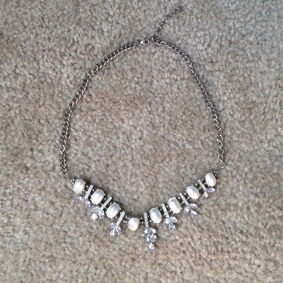 NWOT Loft Pearl and silver statement necklace