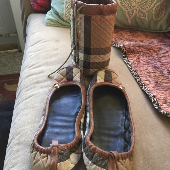 Burberry soft bottom slippers with carry bag
