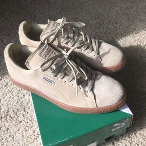 Suede Emboss Pumas, nude.
