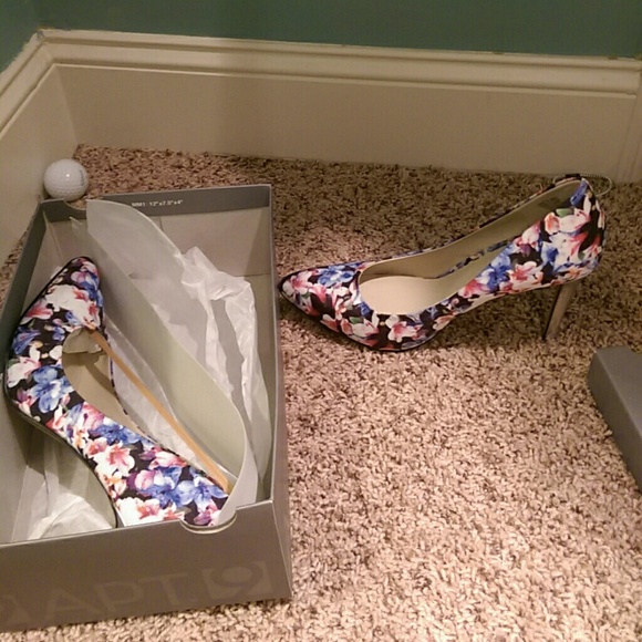 Brand new apt 9 high heels