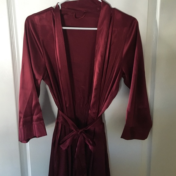 Braidsmaid embroider robe. - Picture 3 of 3