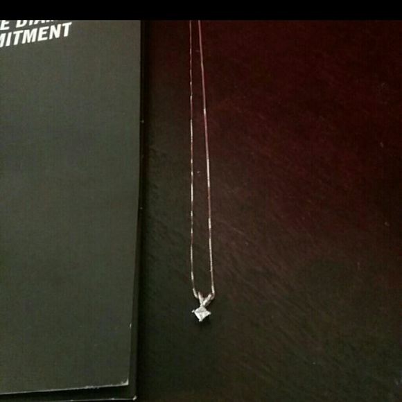 Diamond pendant with 16-inch necklace - Picture 2 of 4