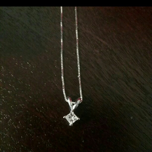 Diamond pendant with 16-inch necklace - Picture 3 of 4