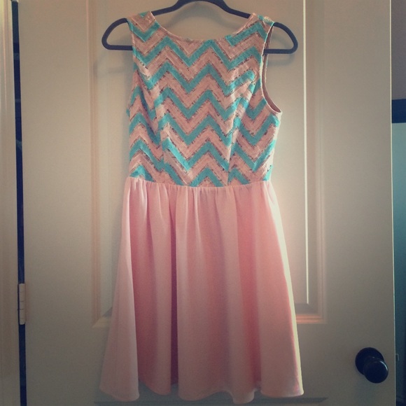 Never worn dress with adorable cutout back!