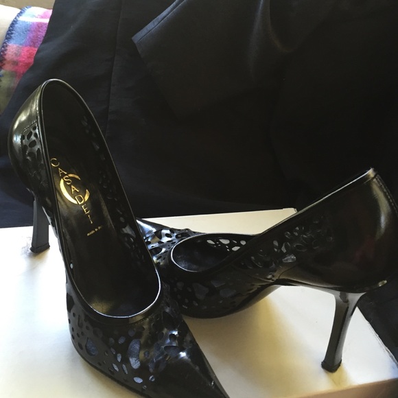 Cascadei Black Leather Burnout Pattern Heels
