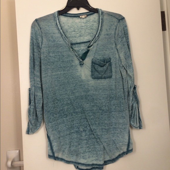 Plus sized turquoise faded top. 1x
