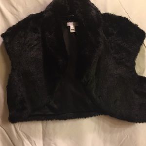 Half faux sleeveless fur jacket.
