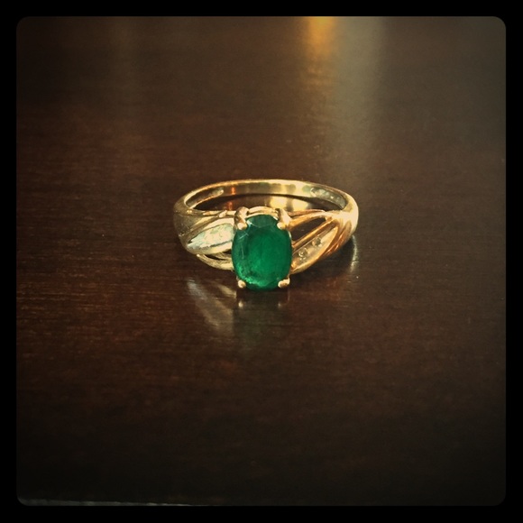 Gold ring with emerald stone