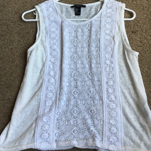 Slightly cropped sheer shirt w/ lace design