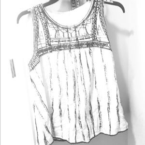 🍂OFFERS WELCOME🍂Black & white stitch fix tank