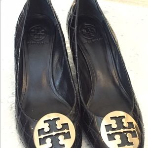 Tory Burch Quinn wedge-black patent